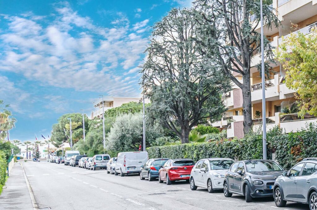 Charmant F1 - Terrasse - Clim - Vue Jardin - Calme - Parking - Wifi