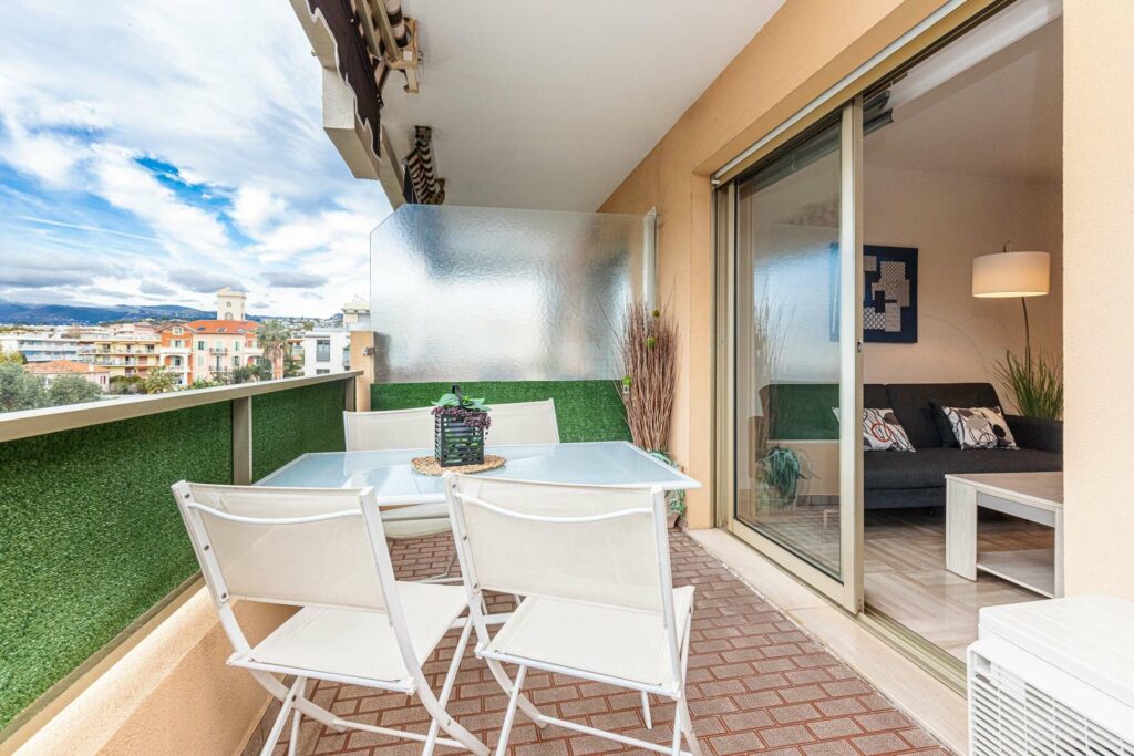 Charmant F1 - Terrasse - Clim - Vue Jardin - Calme - Parking - Wifi