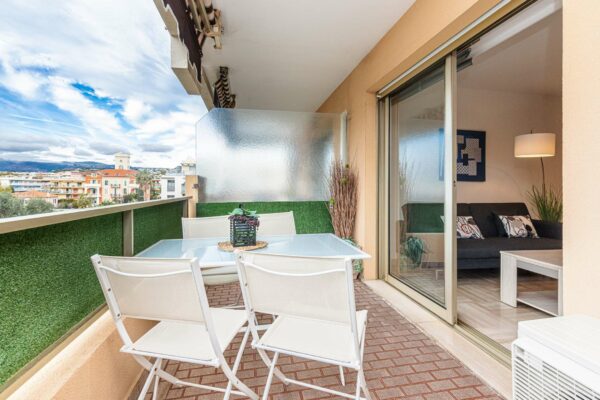 Charmant F1 - Terrasse - Clim - Vue Jardin - Calme - Parking - Wifi