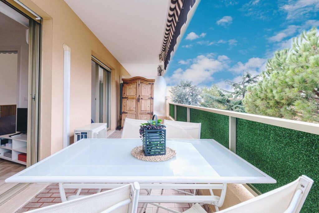 Charmant F1 - Terrasse - Clim - Vue Jardin - Calme - Parking - Wifi
