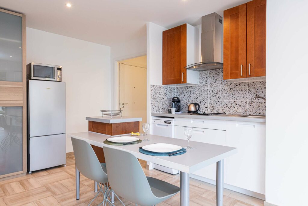 Charmant F1 - Terrasse - Clim - Vue Jardin - Calme - Parking - Wifi