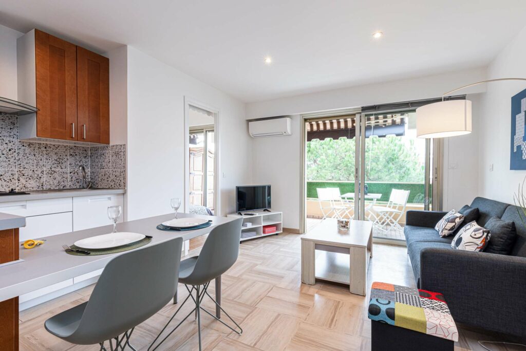 Charmant F1 - Terrasse - Clim - Vue Jardin - Calme - Parking - Wifi