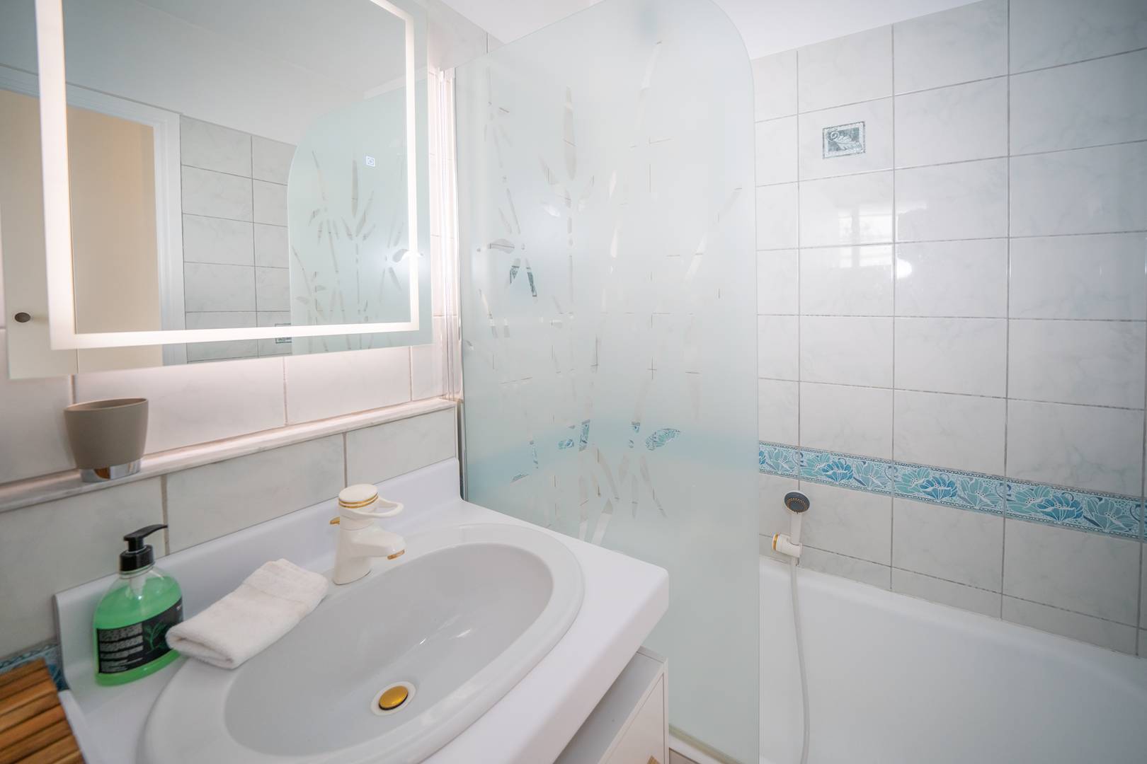 Studio cabine Vue Mer Clim Wifi Parking privé Commerces et Plage à Pied – Image 34