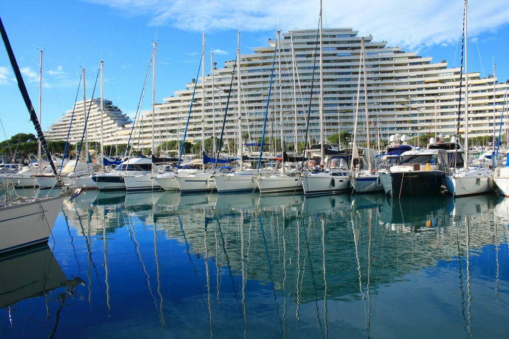 2P Mer à 100m 2 piscines box climatisation proche tous commerces à pied