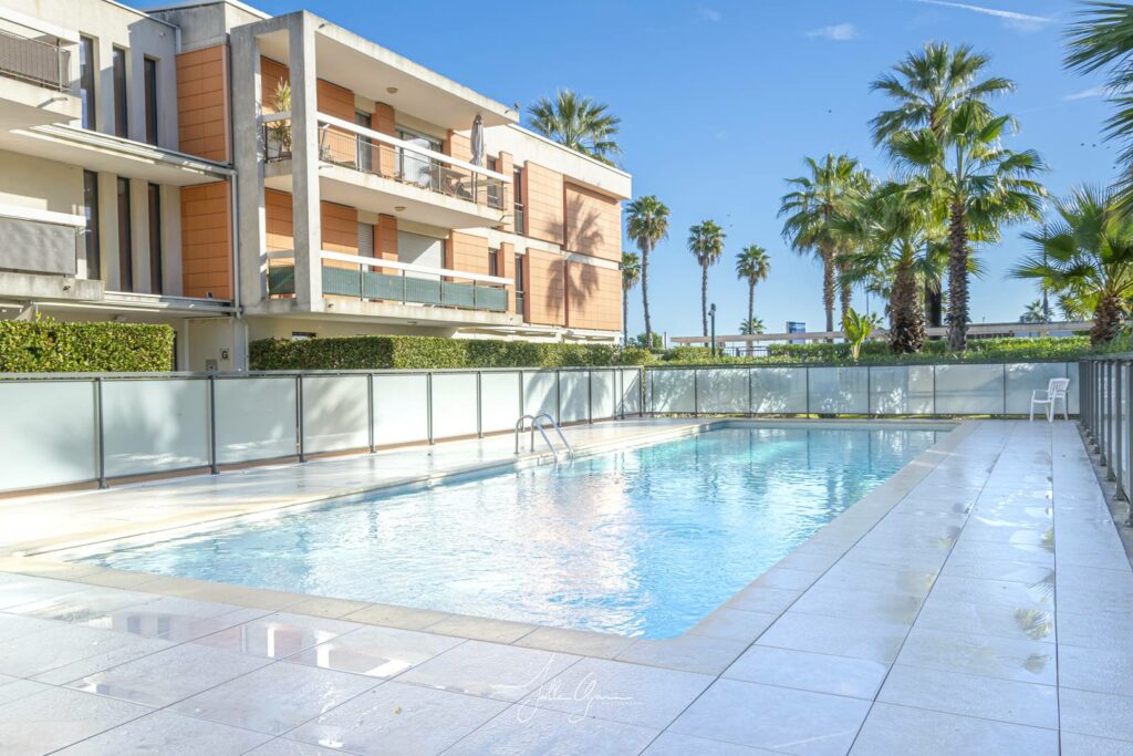 2P Mer à 100m 2 piscines box climatisation proche tous commerces à pied