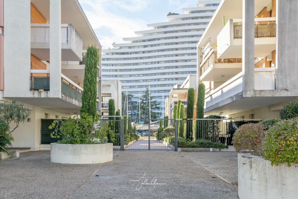 2P Mer à 100m 2 piscines box climatisation proche tous commerces à pied