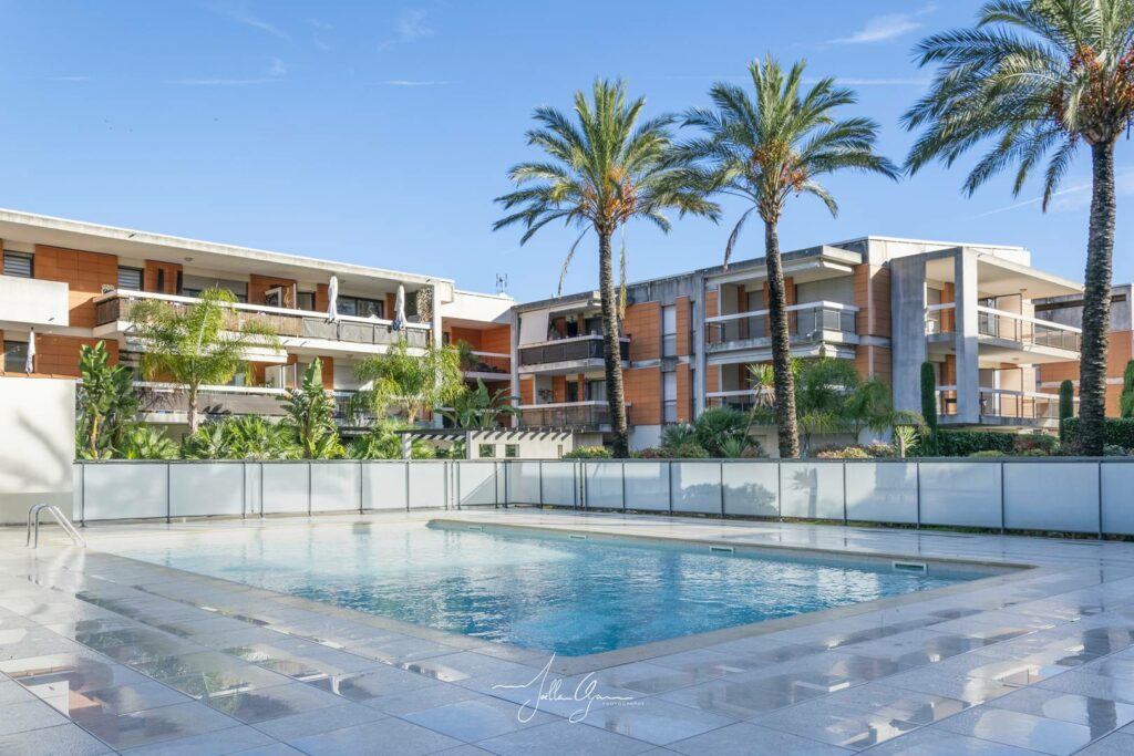 2P Mer à 100m 2 piscines box climatisation proche tous commerces à pied