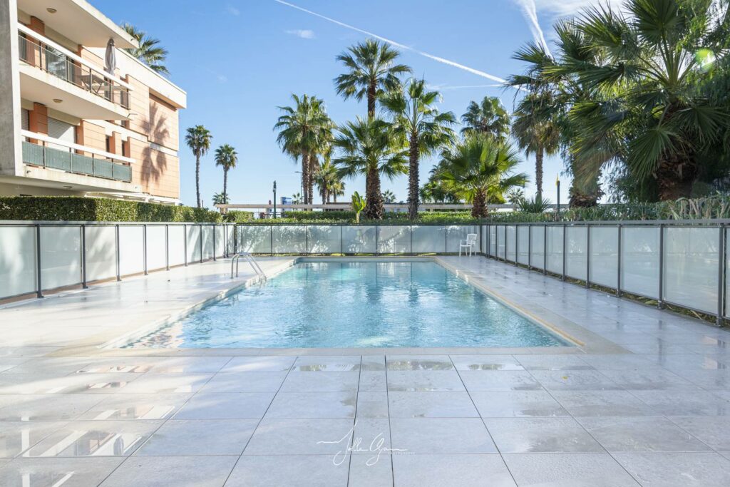 2P Mer à 100m 2 piscines box climatisation proche tous commerces à pied