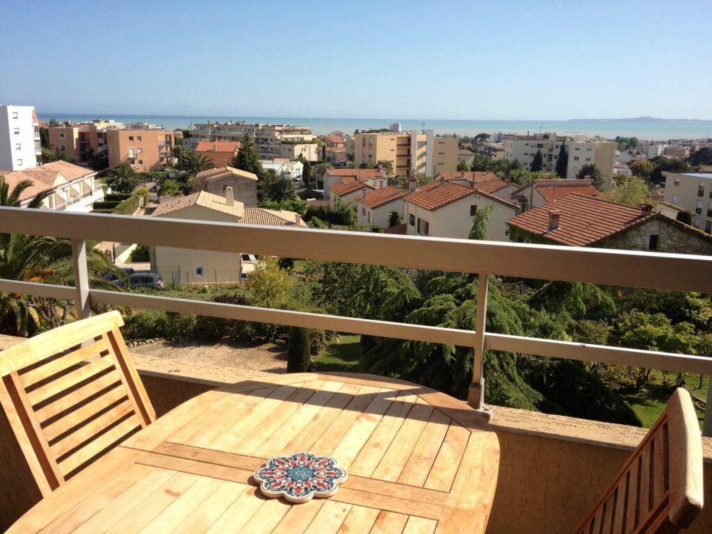 GRAND 2P LUMINEUX VUE MER TERRASSE - WIFI - COMMODITES PROCHE - MER 1KM - CLIM - BOX