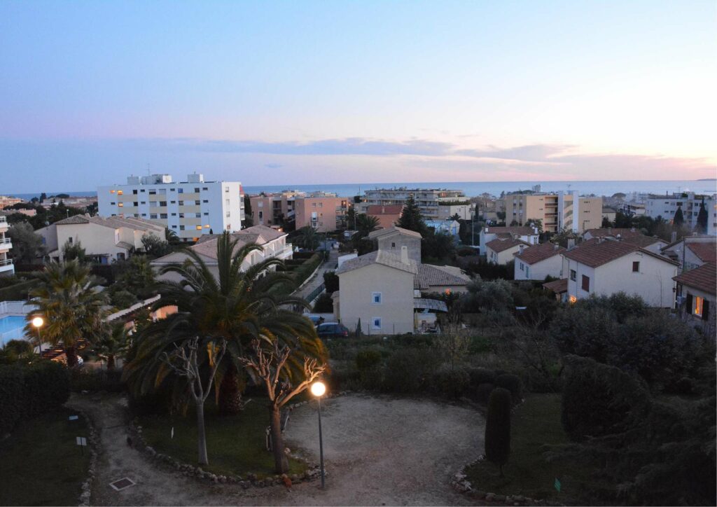 GRAND 2P LUMINEUX VUE MER TERRASSE - WIFI - COMMODITES PROCHE - MER 1KM - CLIM - BOX