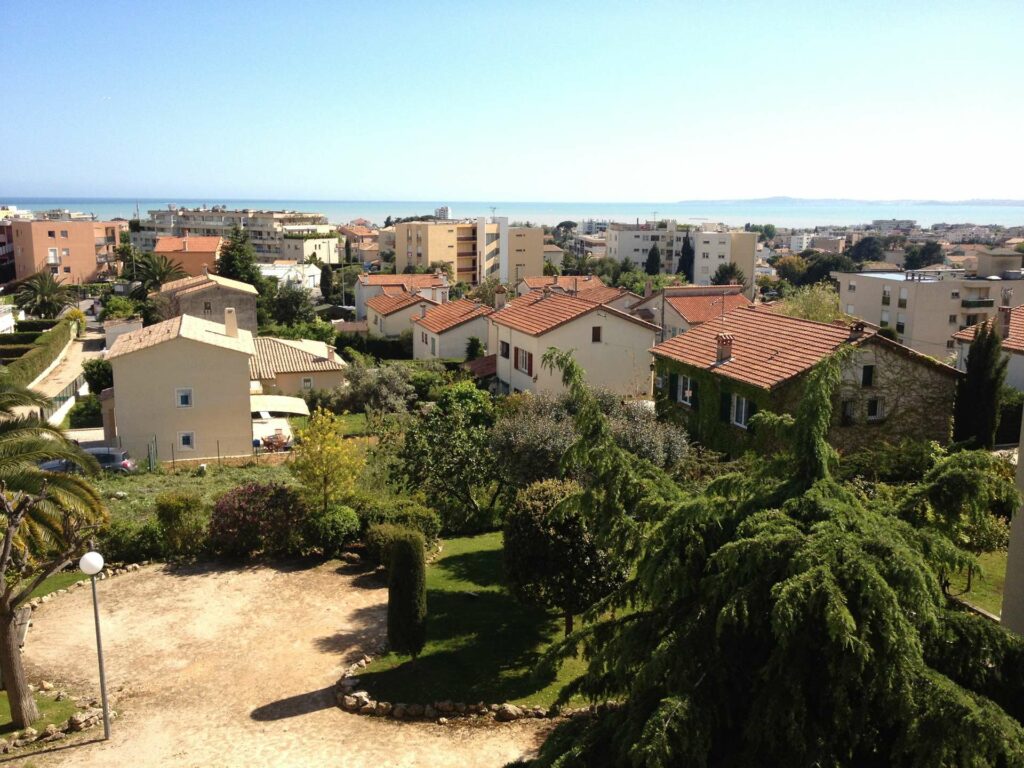 GRAND 2P LUMINEUX VUE MER TERRASSE - WIFI - COMMODITES PROCHE - MER 1KM - CLIM - BOX