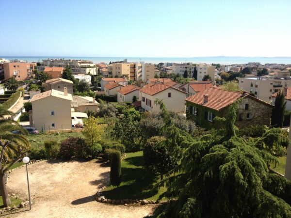 GRAND 2P LUMINEUX VUE MER TERRASSE - WIFI - COMMODITES PROCHE - MER 1KM - CLIM - BOX