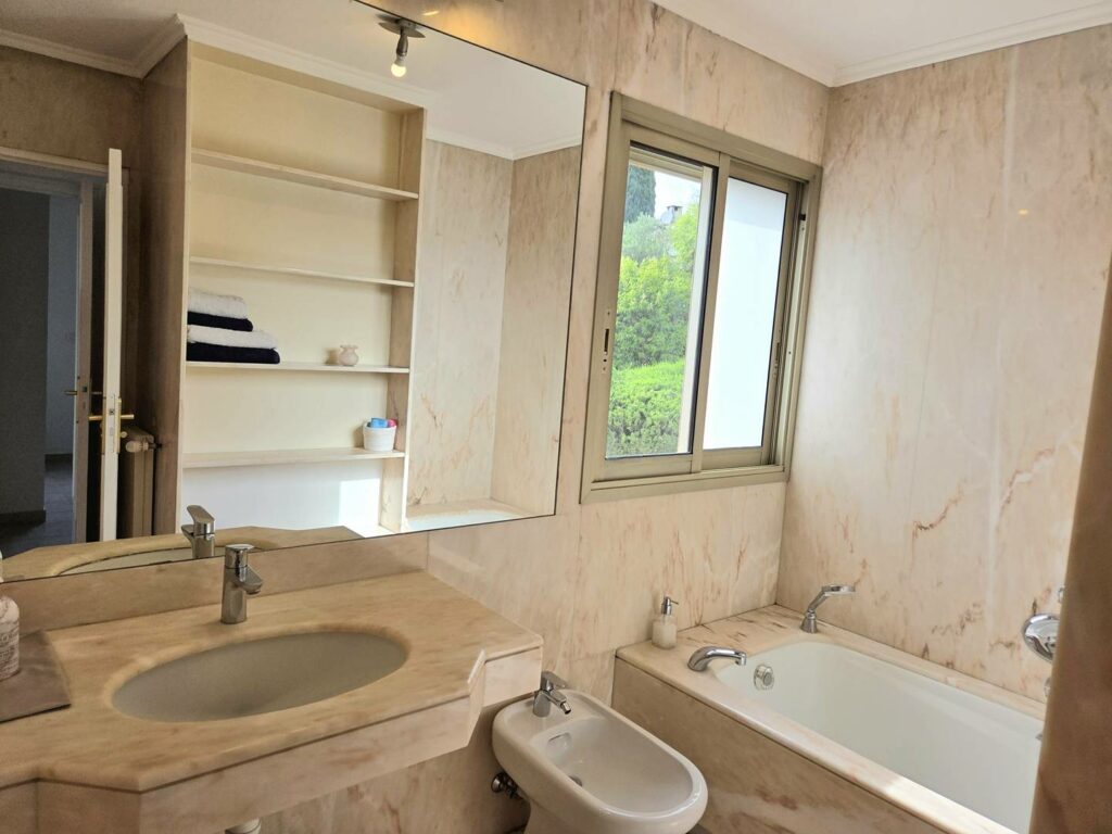 Villa 5P jardin Piscine wifi clim proche village Mouans sartoux et cannes