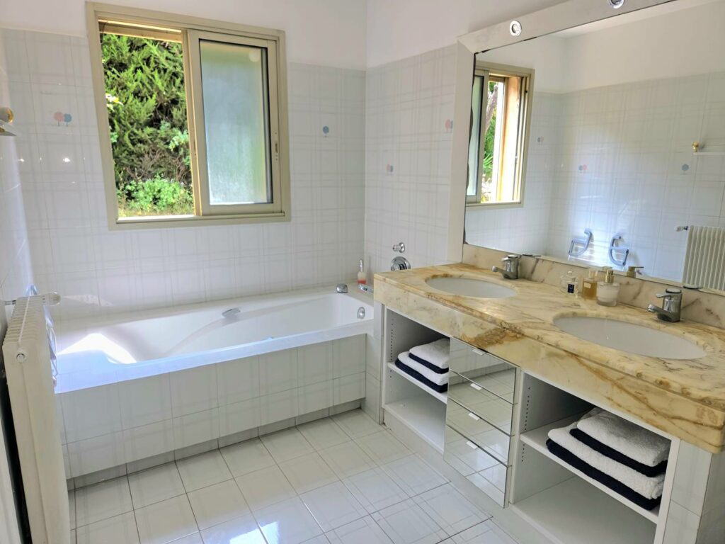 Villa 5P jardin Piscine wifi clim proche village Mouans sartoux et cannes