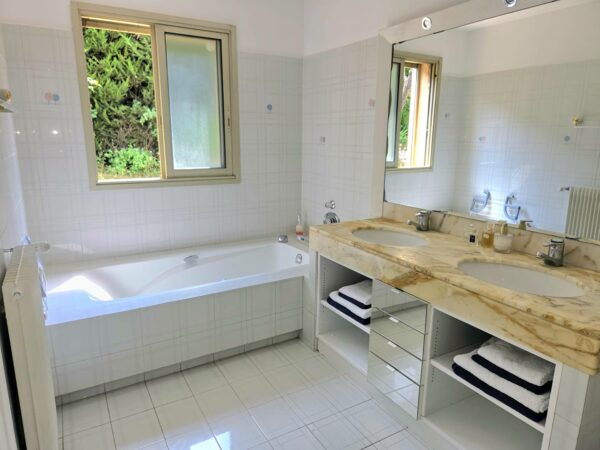 Villa 5P jardin Piscine wifi clim proche village Mouans sartoux et cannes