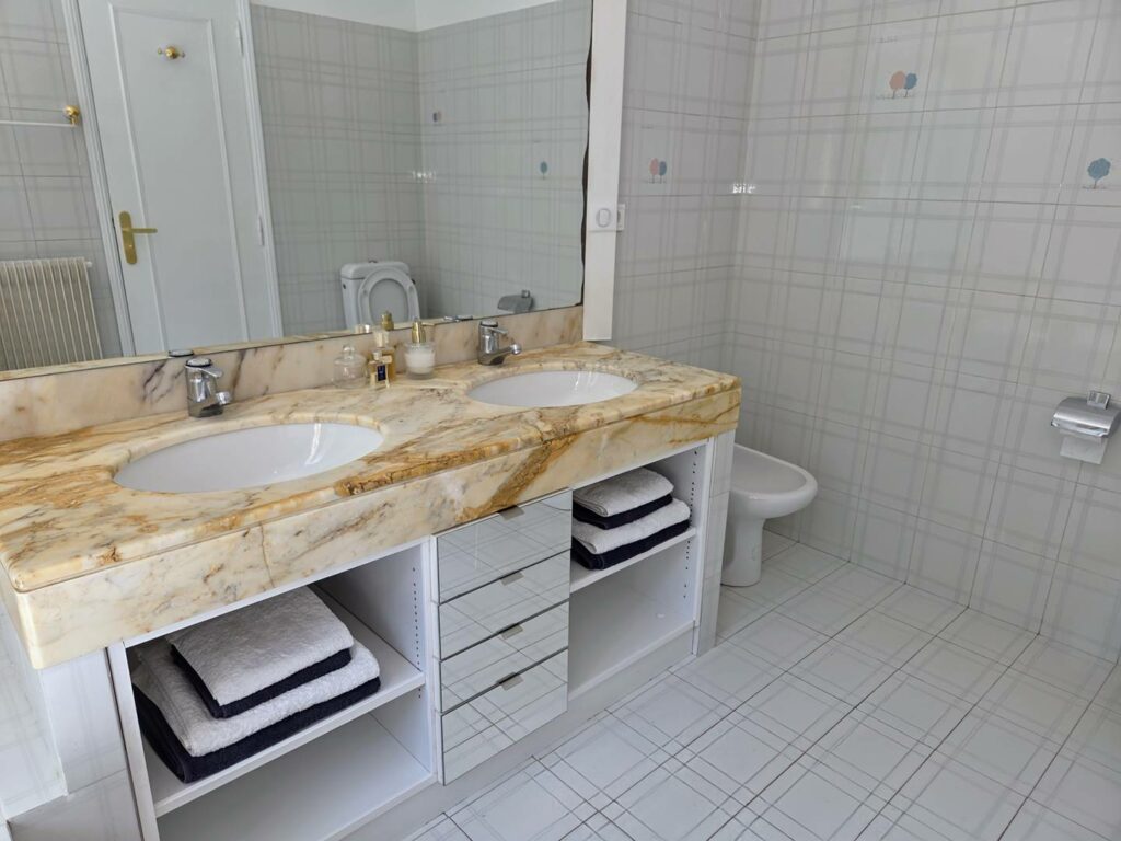 Villa 5P jardin Piscine wifi clim proche village Mouans sartoux et cannes
