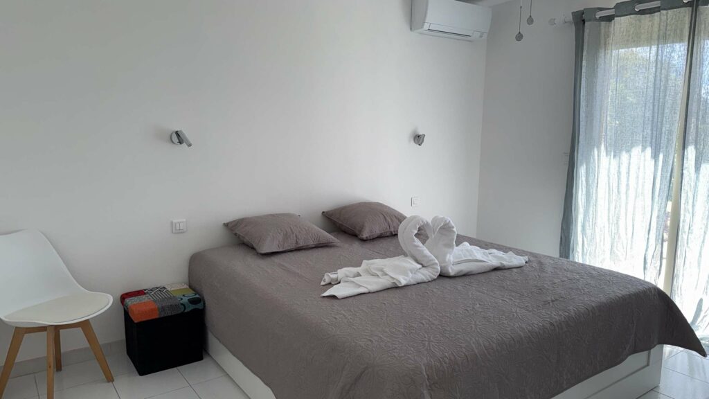 Villa 5P jardin Piscine wifi clim proche village Mouans sartoux et cannes