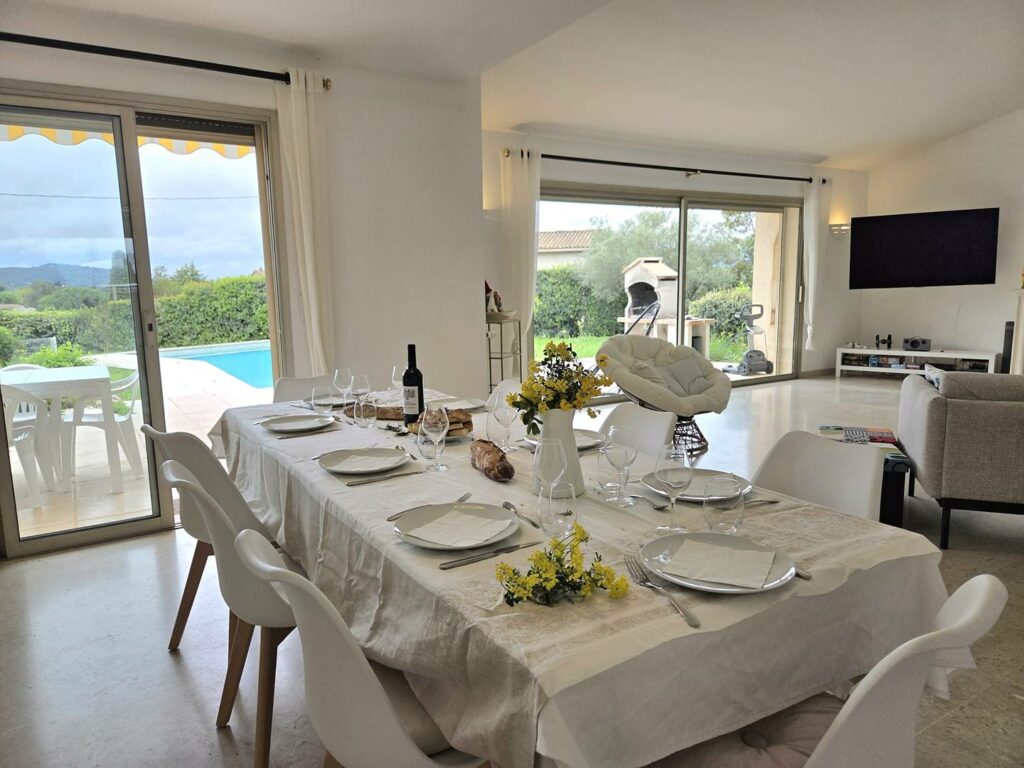 Villa 5P jardin Piscine wifi clim proche village Mouans sartoux et cannes
