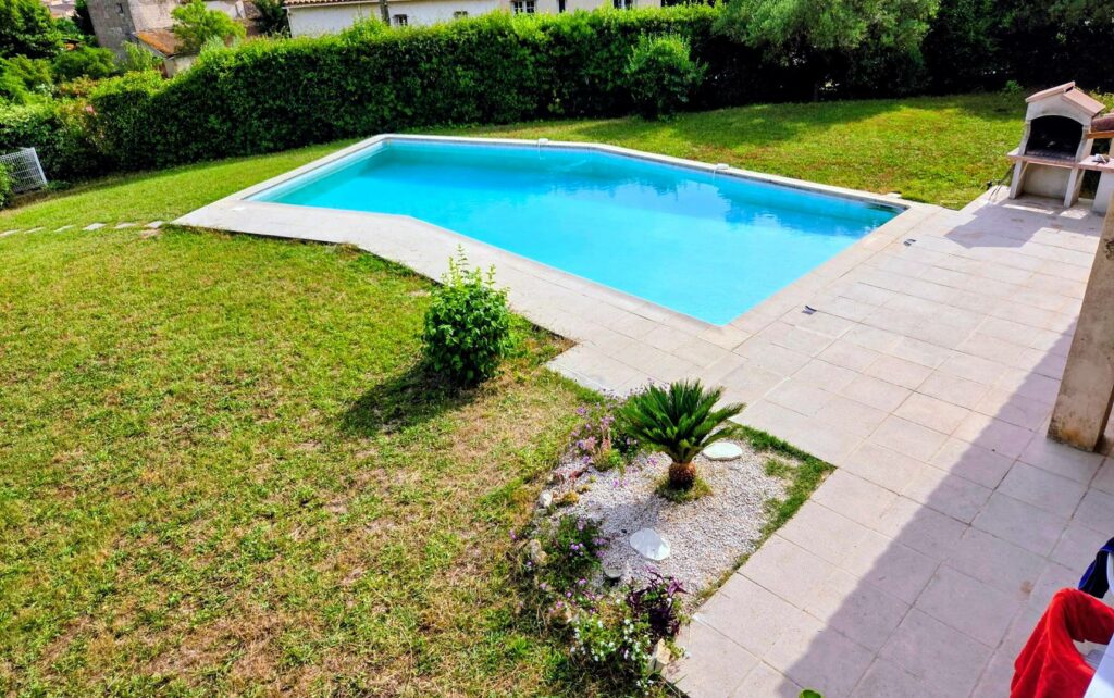 Villa 5P jardin Piscine wifi clim proche village Mouans sartoux et cannes