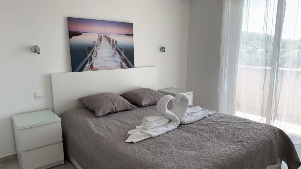 Villa 5P jardin Piscine wifi clim proche village Mouans sartoux et cannes