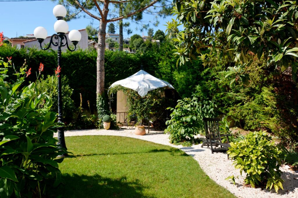 Duplex dans Villa avec grand Jardin - BARBECUE - Sud - Calme - WIFI - MER - RIVIERE
