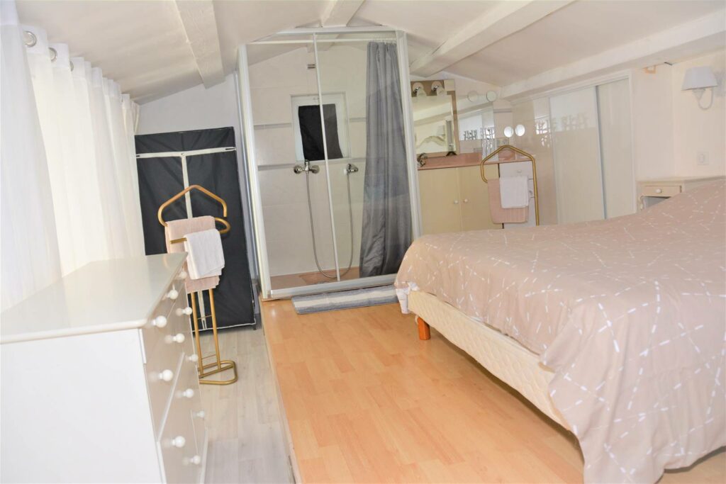 Duplex dans Villa avec grand Jardin - BARBECUE - Sud - Calme - WIFI - MER - RIVIERE