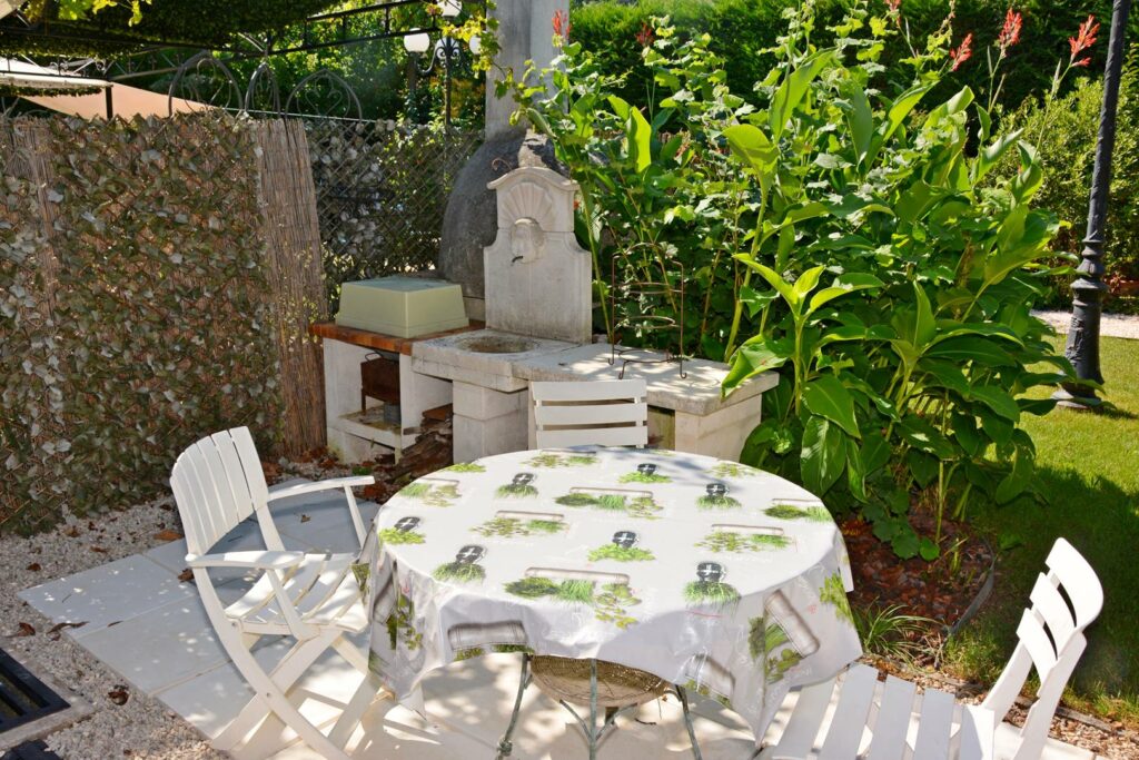 Duplex dans Villa avec grand Jardin - BARBECUE - Sud - Calme - WIFI - MER - RIVIERE